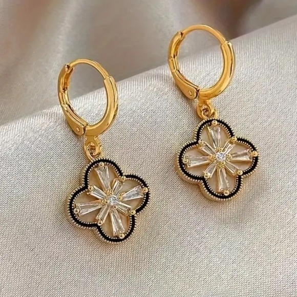 SALE💚 any 3 for $18 💚 Four-leaf Clover Earrings - Picture 4 of 5